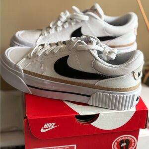 NIKE sneakers. Size US8